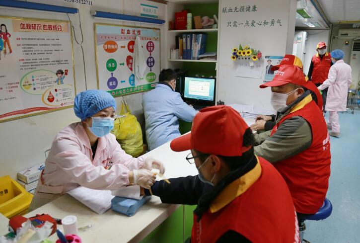 青年志愿者積極參與無(wú)償獻(xiàn)血.jpg