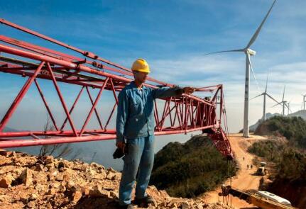 價(jià)值百萬(wàn)風(fēng)力發(fā)電葉片，被河南村民當(dāng)蹺蹺板：一片上站20多人