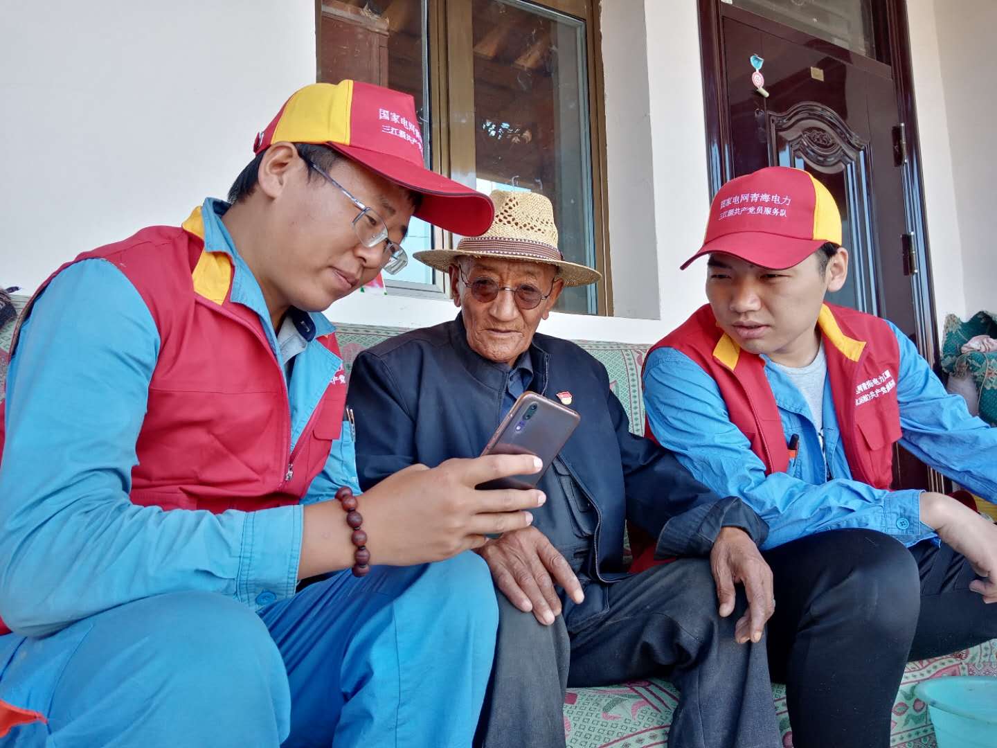 國網(wǎng)黃化供電公司運(yùn)檢黨支部與尖扎縣來玉村黨支部開展“扶貧助困、攜手同行”主題黨日活動