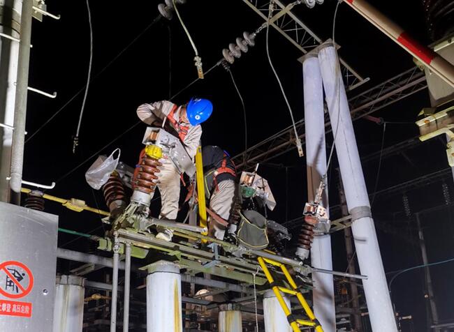 國網(wǎng)壽寧縣供電公司夜間檢修保障電力供應(yīng)