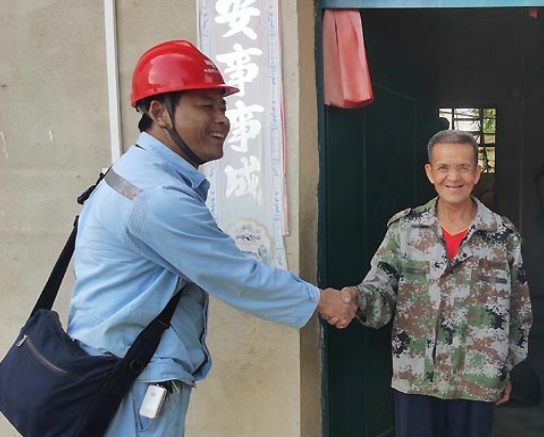 廣西崇左扶綏供電局心系“特殊群體”確?！懊赓M電”政策落實