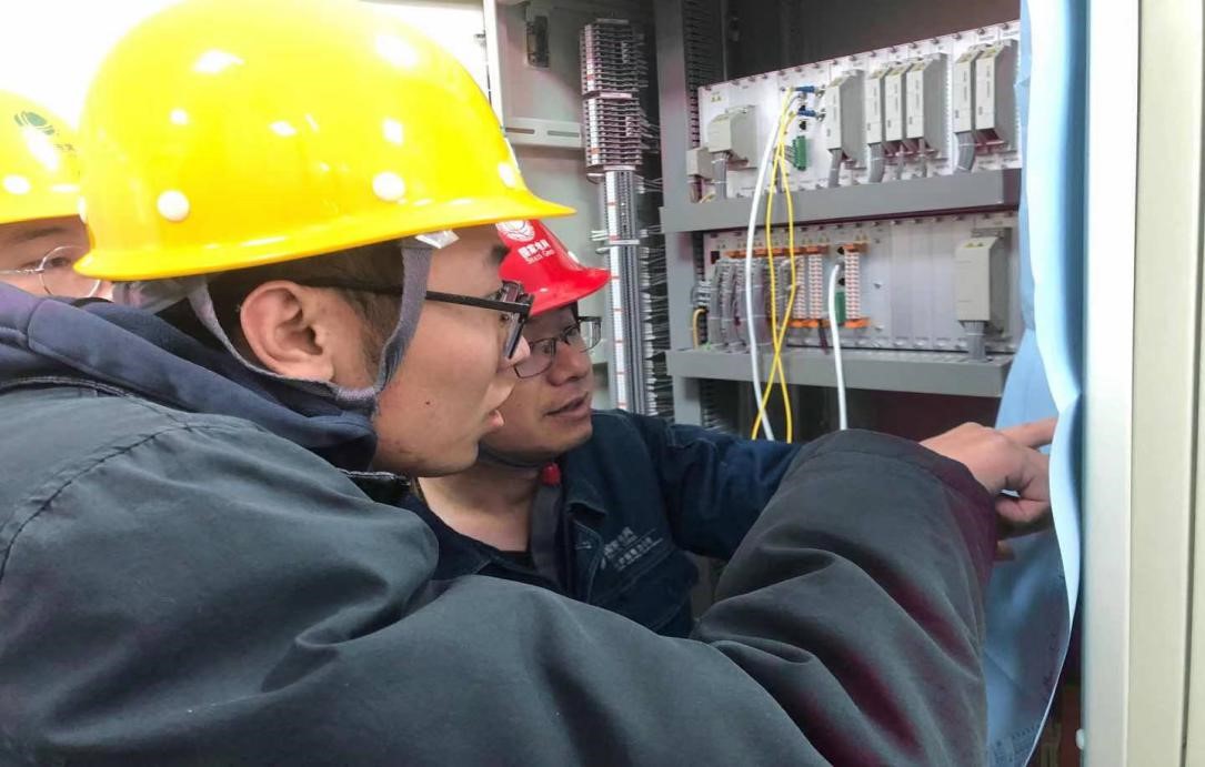 國(guó)網(wǎng)平?jīng)龉╇姡荷钊敫脑飕F(xiàn)場(chǎng)，力促青工成長(zhǎng)