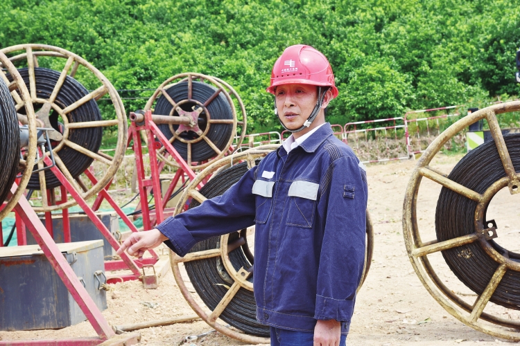 待人熱情寬厚 勤于思考自?。耗暇W(wǎng)超高壓公司柳州局黨委委員、副總經(jīng)理潘濟(jì)猛