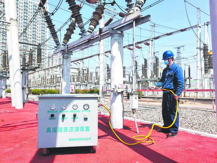 國網(wǎng)邯鄲供電公司:帶電清洗注油裝置 讓隔離開關(guān)清洗高效又便捷