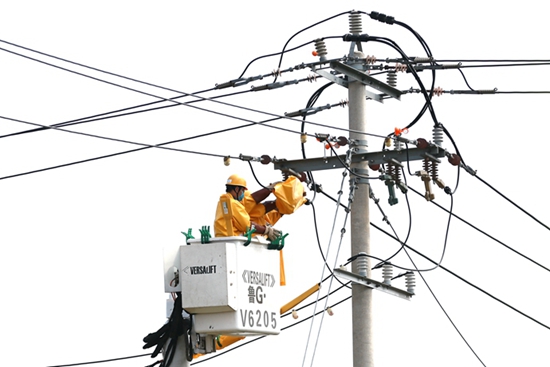 國(guó)網(wǎng)山東壽光供電:帶電加裝絕緣護(hù)套 秋季電網(wǎng)供電可靠