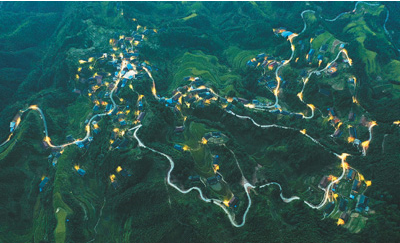 脫貧攻堅戰(zhàn):太陽能路燈照亮小山村