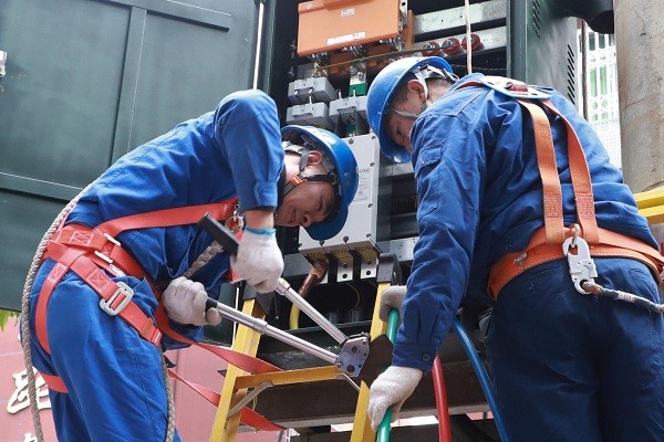 國網南充市高坪供電公司:元旦佳節(jié) 堅守崗位保供電