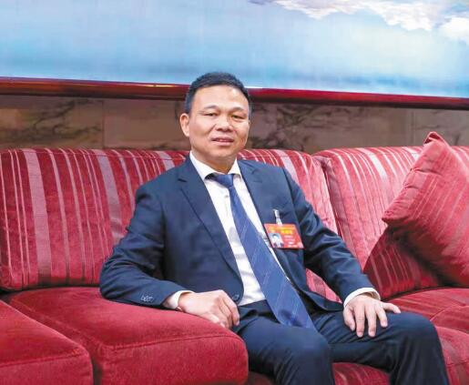 強(qiáng)電網(wǎng)優(yōu)服務(wù) 推動(dòng)城鄉(xiāng)一體化發(fā)展——訪全國(guó)人大代表、奧克斯集團(tuán)有限公司董事長(zhǎng)鄭堅(jiān)江