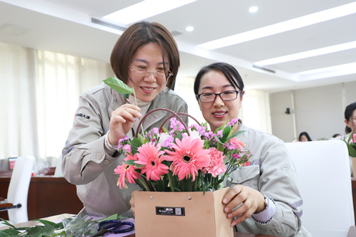 大唐濱州發(fā)電公司公司舉辦“妙手生花 璽印芳華”慶“三八”創(chuàng)意插花活動(dòng)