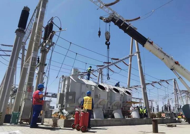 吊罩成功！主變大修工程為“綠色電”保駕護(hù)航