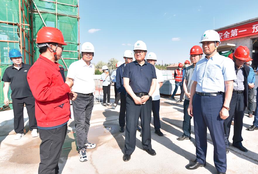 內(nèi)蒙古電力集團(tuán)公司總經(jīng)理、黨委副書(shū)記郝智強(qiáng)一行到烏海地區(qū)調(diào)研