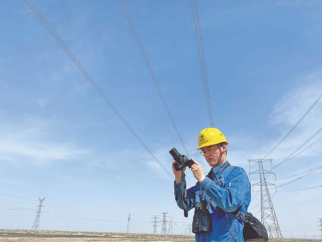 “全國(guó)優(yōu)秀共青團(tuán)員”王磊:汗水灑在戈壁灘線路運(yùn)維現(xiàn)場(chǎng)