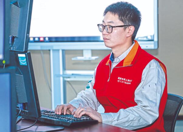 王彬彬: 悉心守護“云上”電網(wǎng)