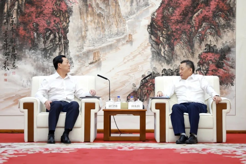 中國(guó)能建黨委書(shū)記、董事長(zhǎng)宋海良與朝陽(yáng)市市長(zhǎng)謝衛(wèi)東會(huì)談