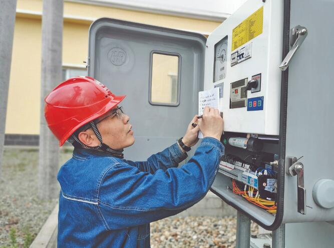 張洪梁:以嚴細實作風保障變電站設備安全