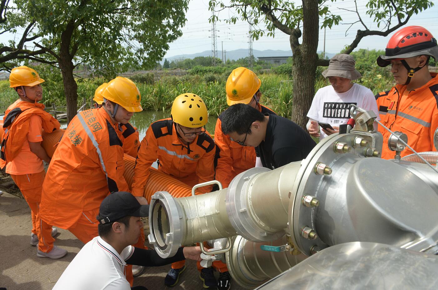 國網(wǎng)余姚市供電公司以練備戰(zhàn) 應(yīng)急基干隊開展防汛設(shè)備實操培訓