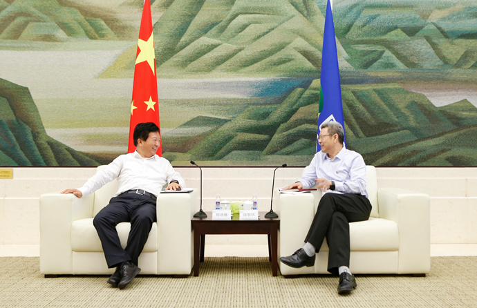 錢智民會(huì)見煙臺(tái)市委副書記、市長(zhǎng)鄭德雁