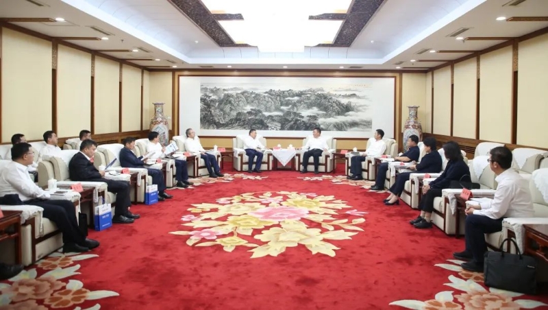 宋海良與內(nèi)蒙古自治區(qū)黨委常委、呼和浩特市委書(shū)記包鋼座談