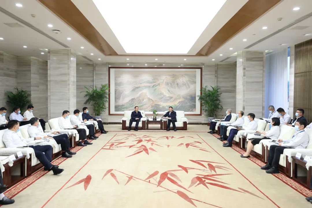 國(guó)家電網(wǎng)公司董事長(zhǎng)、黨組書(shū)辛保安與東方電氣集團(tuán)董事長(zhǎng)俞培根、總經(jīng)理徐鵬會(huì)談