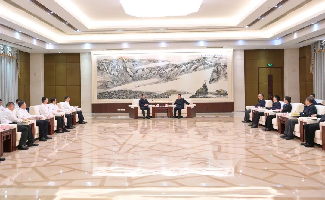 國(guó)家電網(wǎng)公司董事長(zhǎng)、黨組書(shū)辛保安與四川省委書(shū)記王曉暉會(huì)談