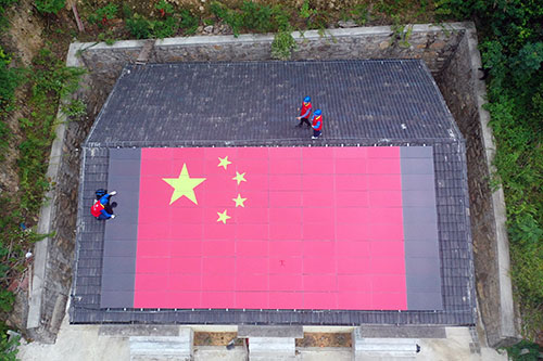 寧波這個(gè)“光伏村”出現(xiàn)巨幅五星紅旗，祝福祖國(guó)