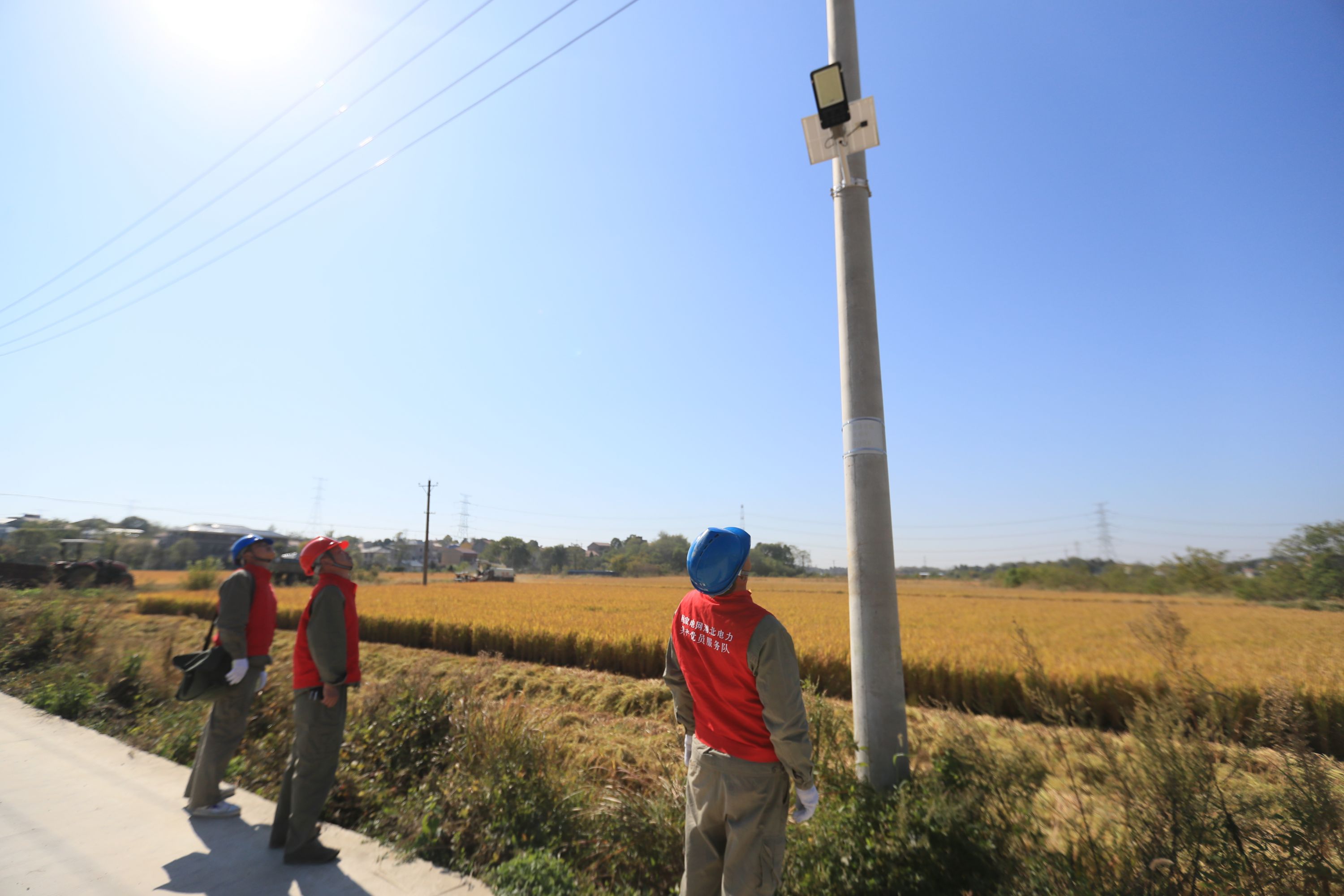 金秋豐收正當時，供電部門全力保障農(nóng)戶秋收用電