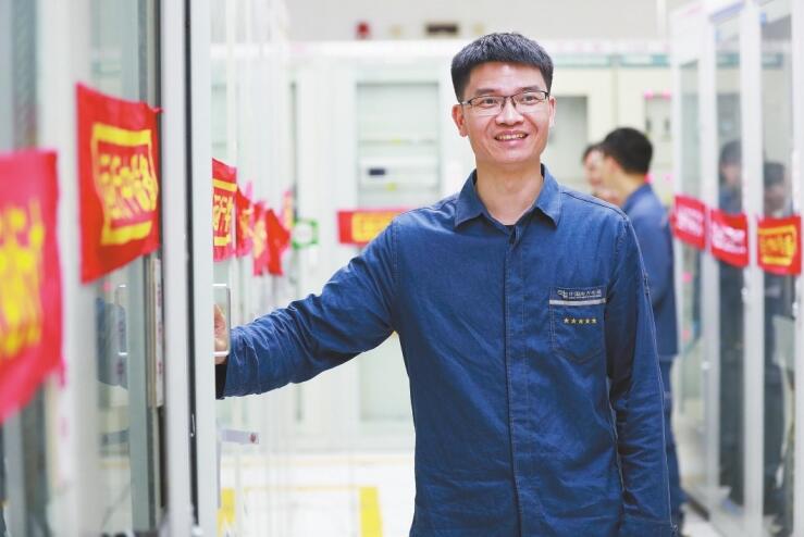 扎根一線的繼?！搬t(yī)生”——記廣東電網(wǎng)公司肇慶供電局變電管理所繼保自動(dòng)化一班副班長(zhǎng)雷宇