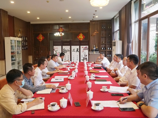 中國(guó)電建黨委常委、副總經(jīng)理徐鵬程與海南萬(wàn)寧市委書(shū)記蓋文啟、市長(zhǎng)王三防座談