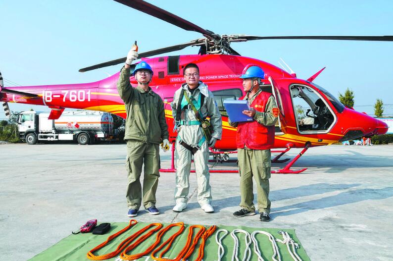 湖北地區(qū)±800千伏特高壓輸電線路規(guī)?；鄙龣C(jī)帶電作業(yè)完成