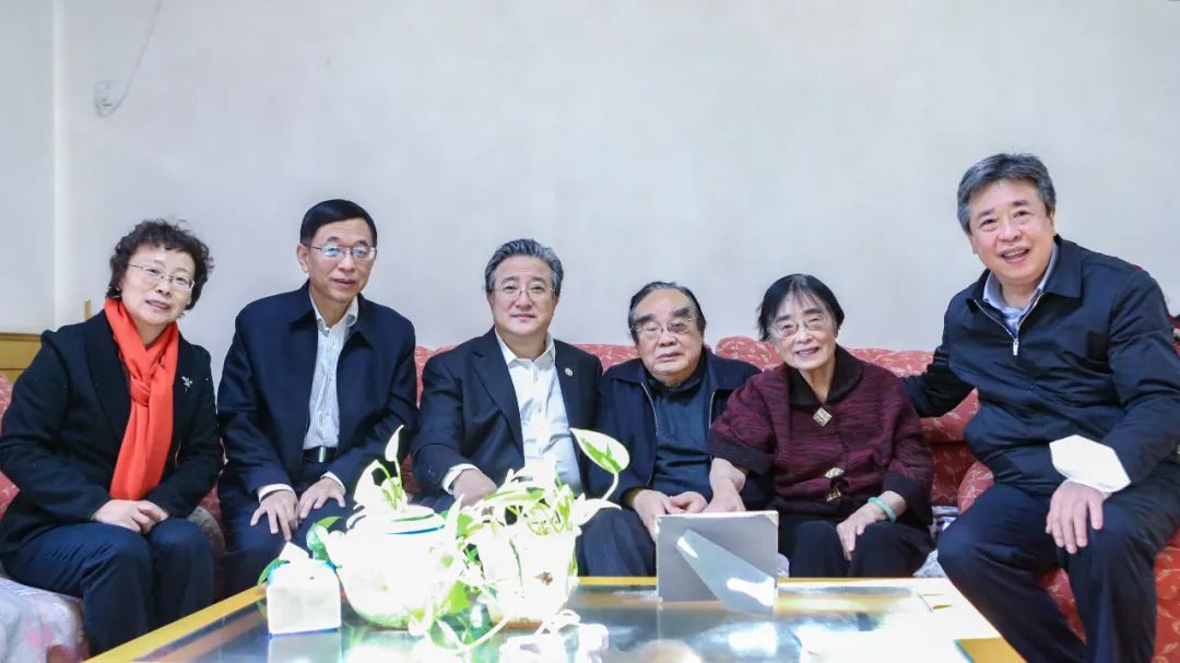 余劍鋒春節(jié)前夕看望慰問核工業(yè)老領(lǐng)導(dǎo)蔣心雄、陳肇博