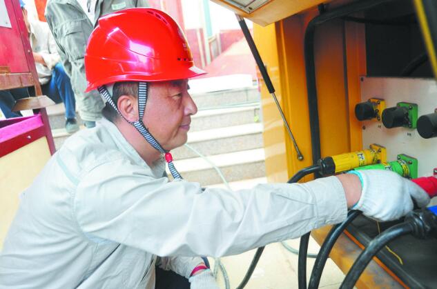 楊忠：善總結優(yōu)服務，讓客戶用好電