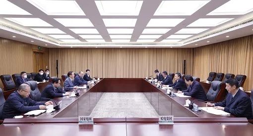 國(guó)家電網(wǎng)董事長(zhǎng)、黨組書(shū)記辛保安與哈電集團(tuán)董事長(zhǎng)、黨委書(shū)記曹志安會(huì)談