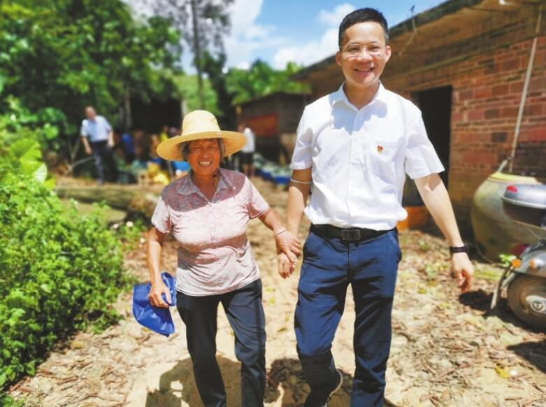 駐村第一書(shū)記楊開(kāi)岳:把心獻(xiàn)給這片土地