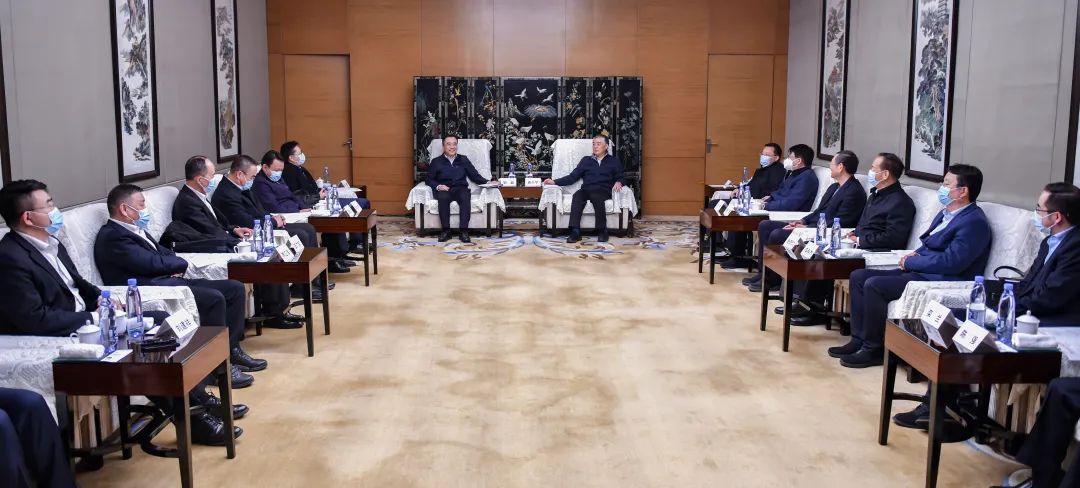 大唐集團(tuán)黨組書(shū)記、董事長(zhǎng)鄒磊與陜投集團(tuán)董事長(zhǎng)袁小寧、總經(jīng)理趙軍會(huì)談