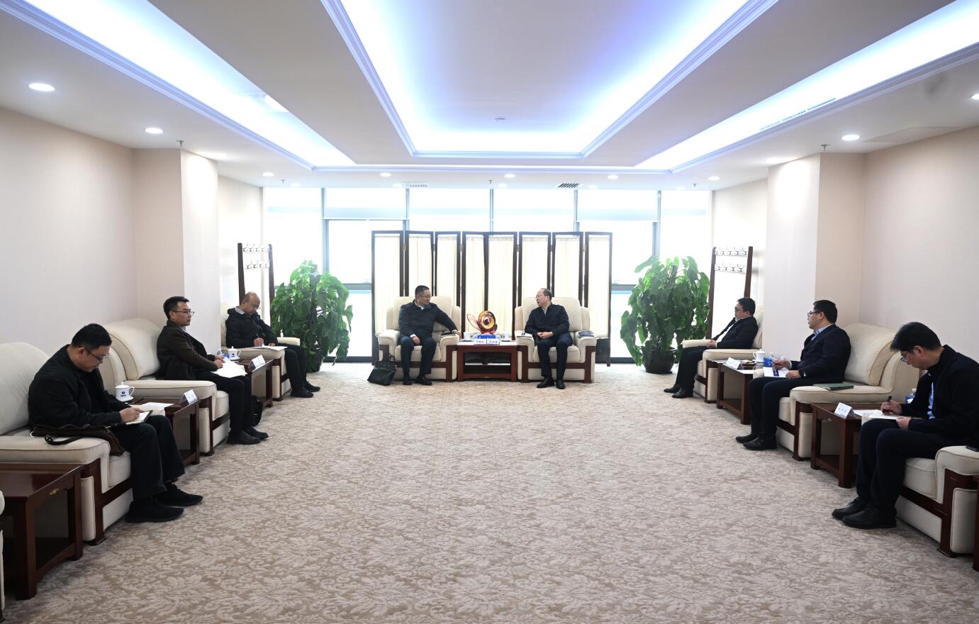 中國電建黨委常委、副總經(jīng)理徐鵬程與西藏開發(fā)投資集團黨委書記、董事長祁騰武會談