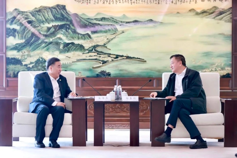 中國能建黨委書記、董事長宋海良與中國廣核集團黨委書記、董事長楊長利會談