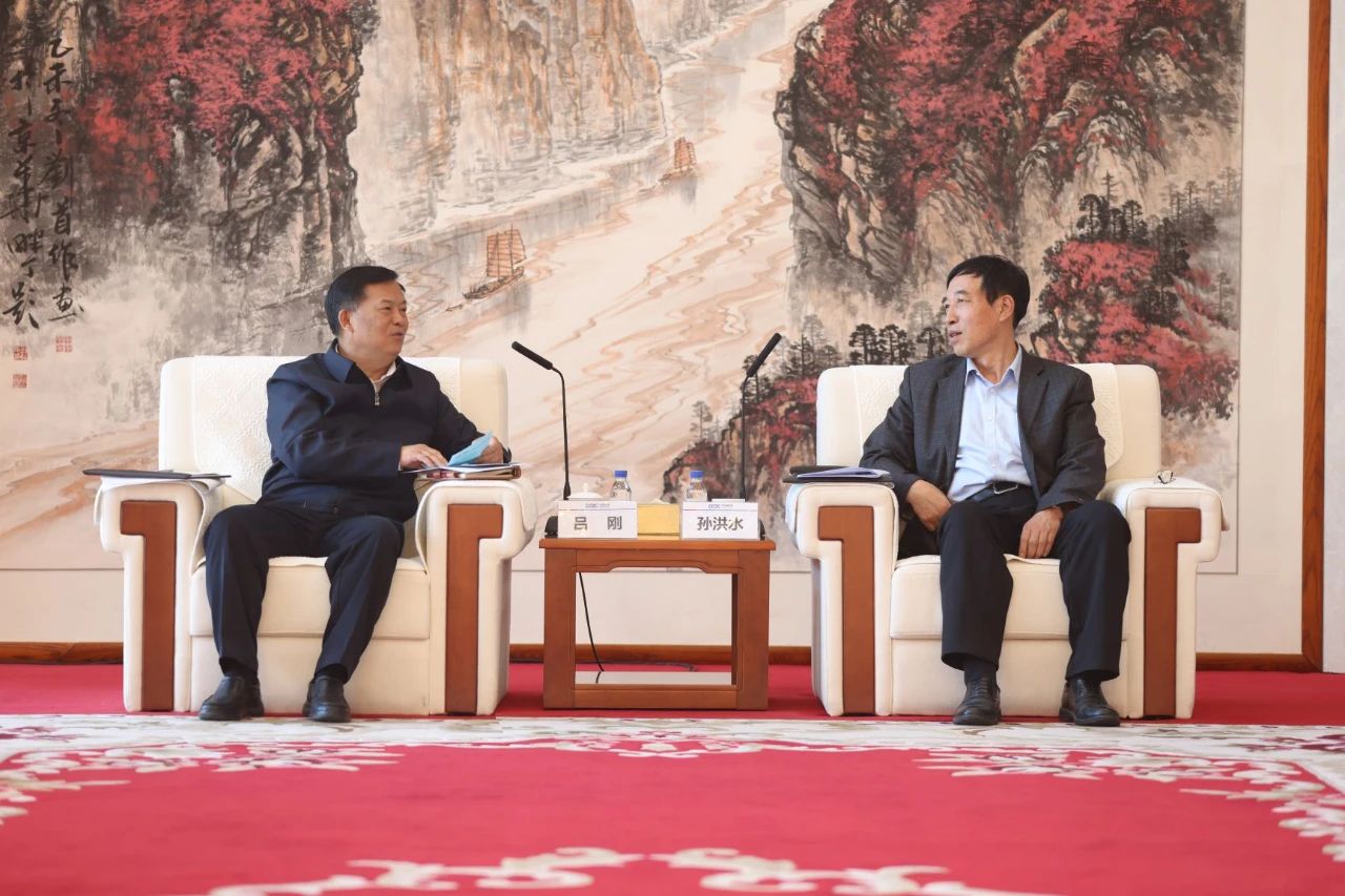 中國能建黨委副書記、總經(jīng)理孫洪水與青海省人大常委會副主任、海南州委書記呂剛座談