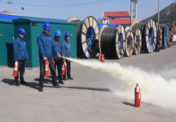 國(guó)網(wǎng)棲霞市供電公司黨員帶頭消防演練 筑牢倉(cāng)儲(chǔ)安全防線(xiàn)