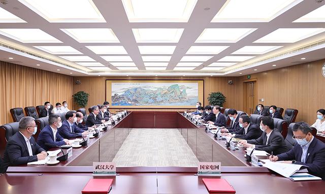國家電網(wǎng)董事長辛保安、總經(jīng)理張智剛與武漢大學(xué)黨委書記黃泰巖、校長張平文會談