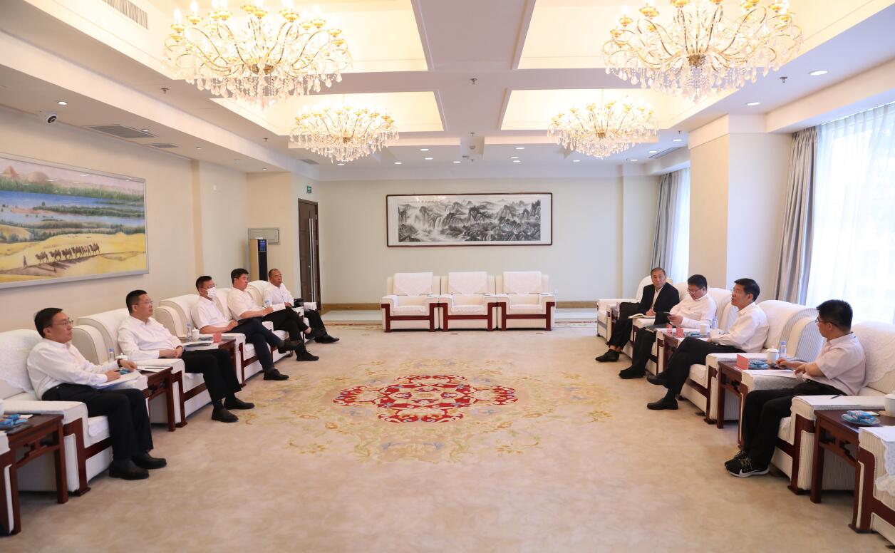 國家電投副總經(jīng)理、黨組成員徐樹彪與內(nèi)蒙古自治區(qū)黨委常委、常務(wù)副主席黃志強(qiáng)舉行會談