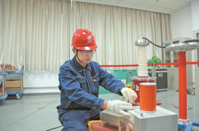 【國網(wǎng)工匠】周秀:專注變電設(shè)備試驗(yàn) 精準(zhǔn)評(píng)估變壓器運(yùn)行狀態(tài)