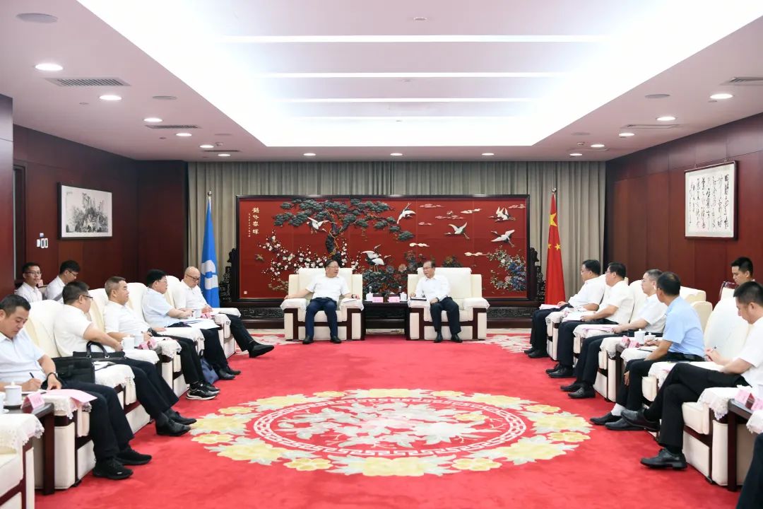 江毅與廣西壯族自治區(qū)人民政府黨組成員、國資委黨委書記秦如培舉行會談