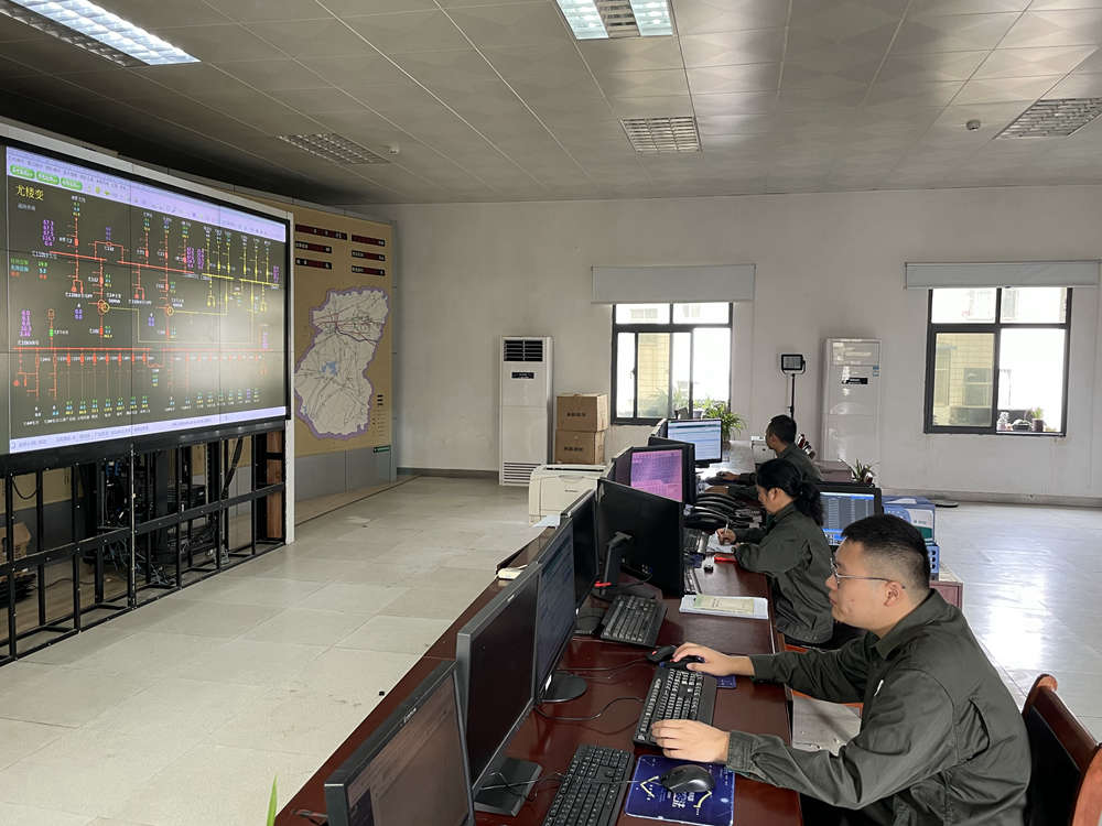 國網(wǎng)羅山縣供電公司:“涼”方把脈電網(wǎng) 應(yīng)對高溫“烤”驗