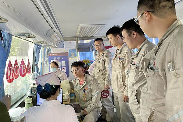 臨汾熱電公司組織“熱血與大愛同流,真情與奉獻(xiàn)同行”無償獻(xiàn)血活動