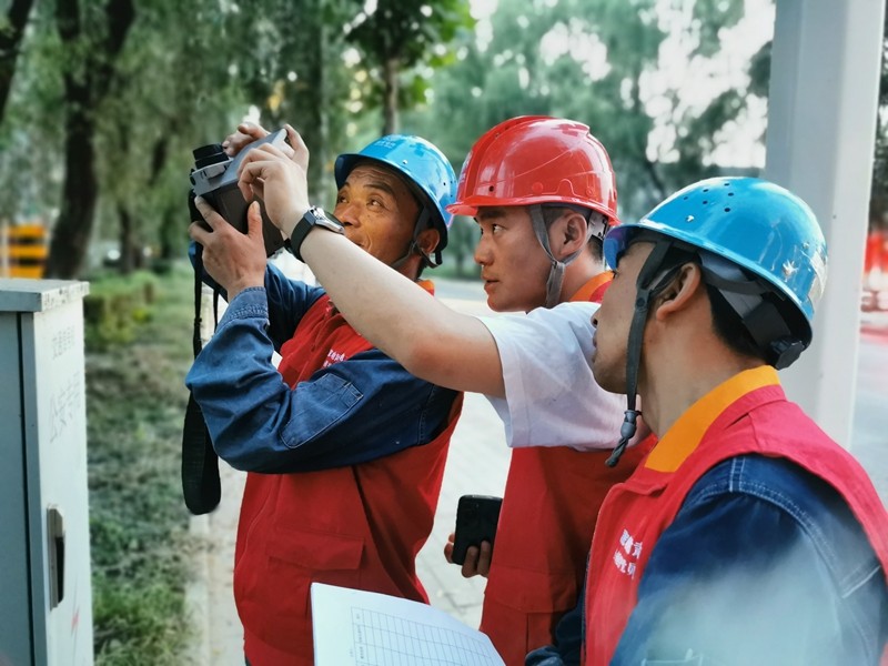 國網(wǎng)靈臺縣供電公司:高溫特巡消缺 守護(hù)百姓清涼