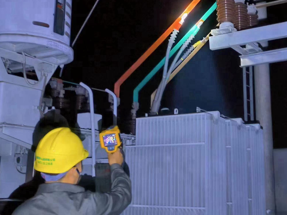 國網(wǎng)羅山縣供電公司:“夜巡+特巡” 應(yīng)對高溫保供電