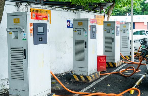 新能源汽車日漸增多，充電樁使用亂象如何管?