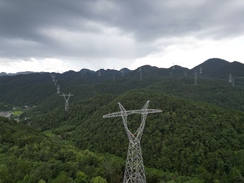 這項(xiàng)工程有新進(jìn)展，全面進(jìn)入架線施工階段