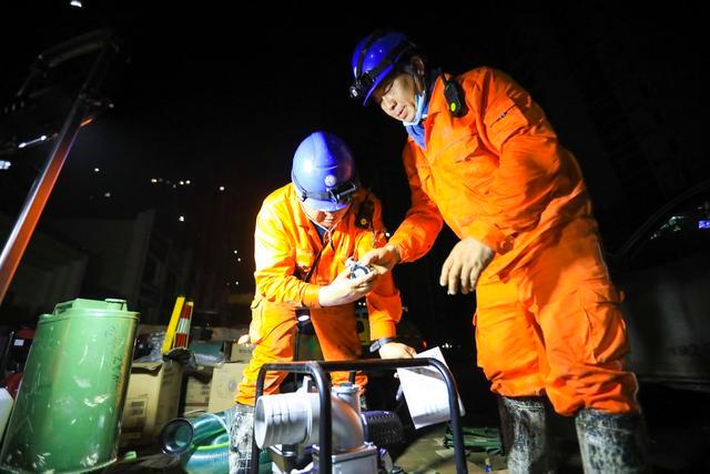 連續(xù)50小時(shí)攻堅(jiān),鄭州電力點(diǎn)亮涿州最大住宅小區(qū)