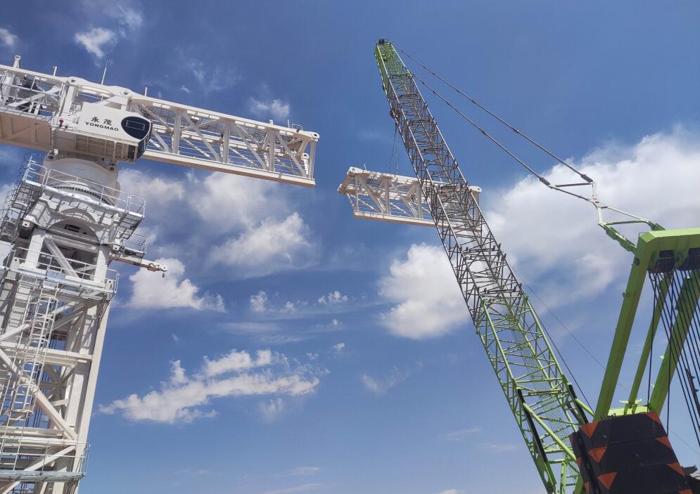 甘肅電投張掖百萬(wàn)項(xiàng)目160噸塔吊順利安裝、試吊完成